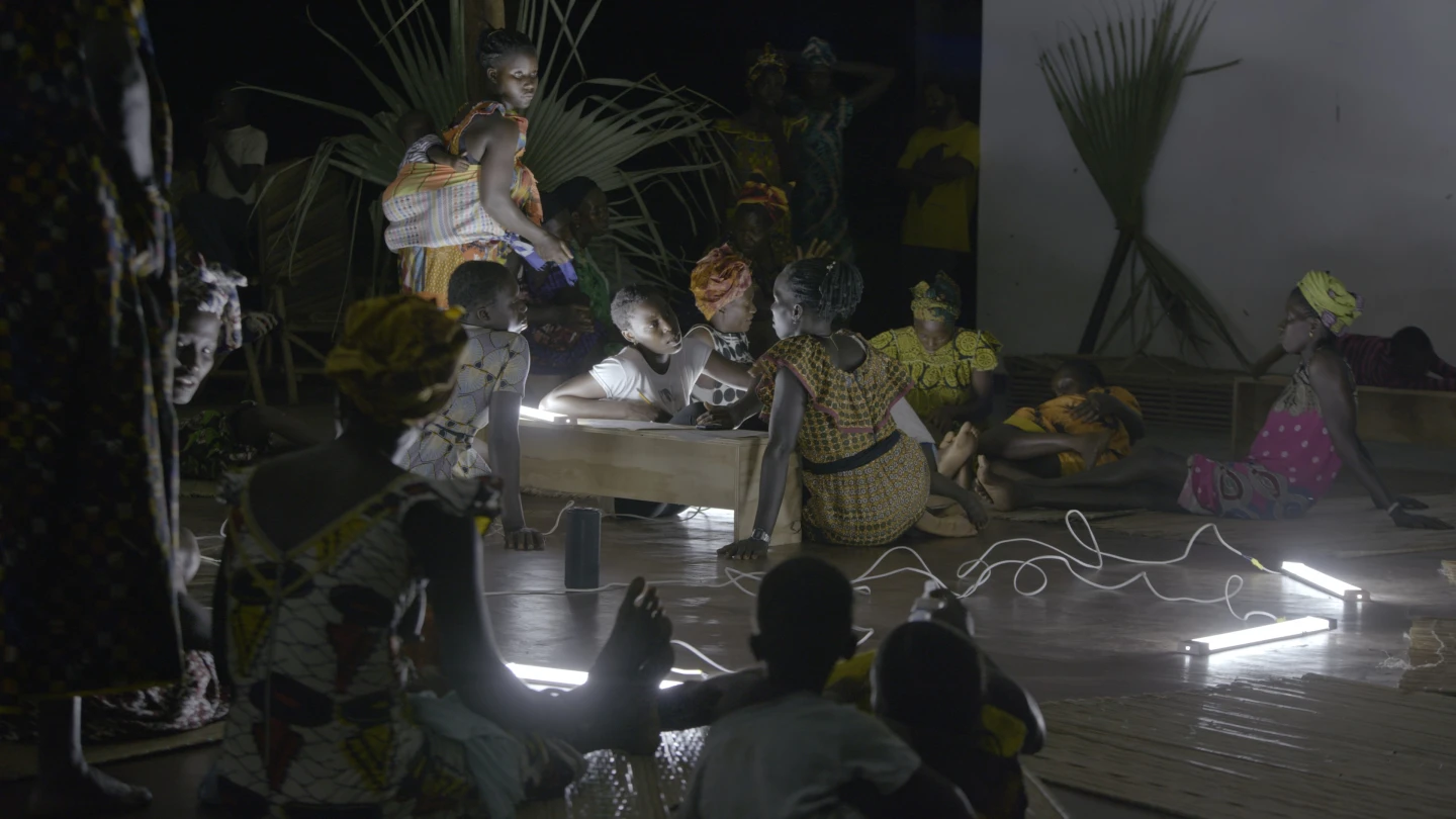 Filipa César y Marinho de Pina, Resonance Spiral [Espiral en resonancia], 2024, película