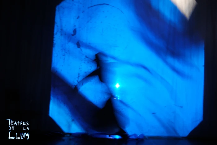 Experimentación con luces y sombras proyectadas