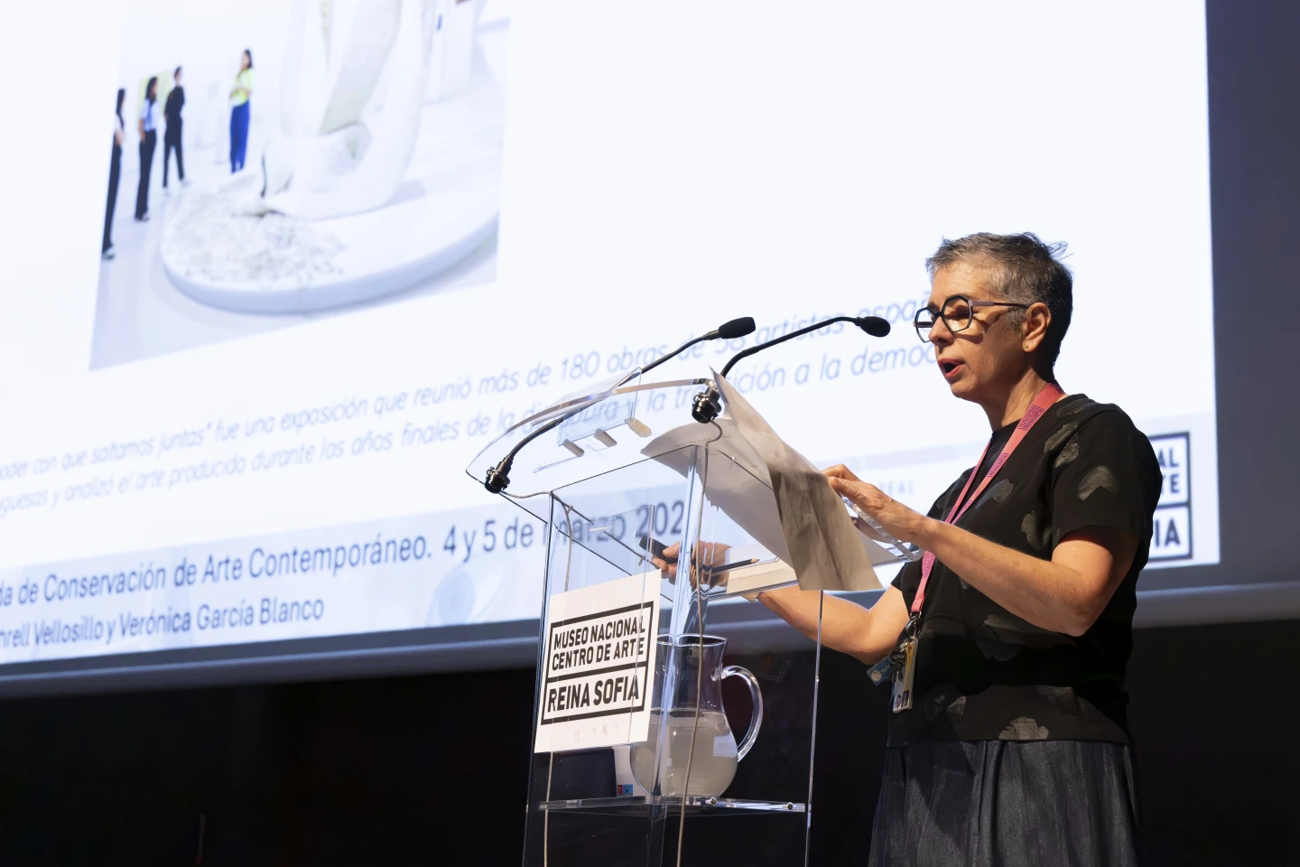 Arianne Vanrell durante la ponencia Ondulaciones (1974): identificación, comprensión, restauración, exposición y limpieza de una instalación textil de Aurelia Muñoz