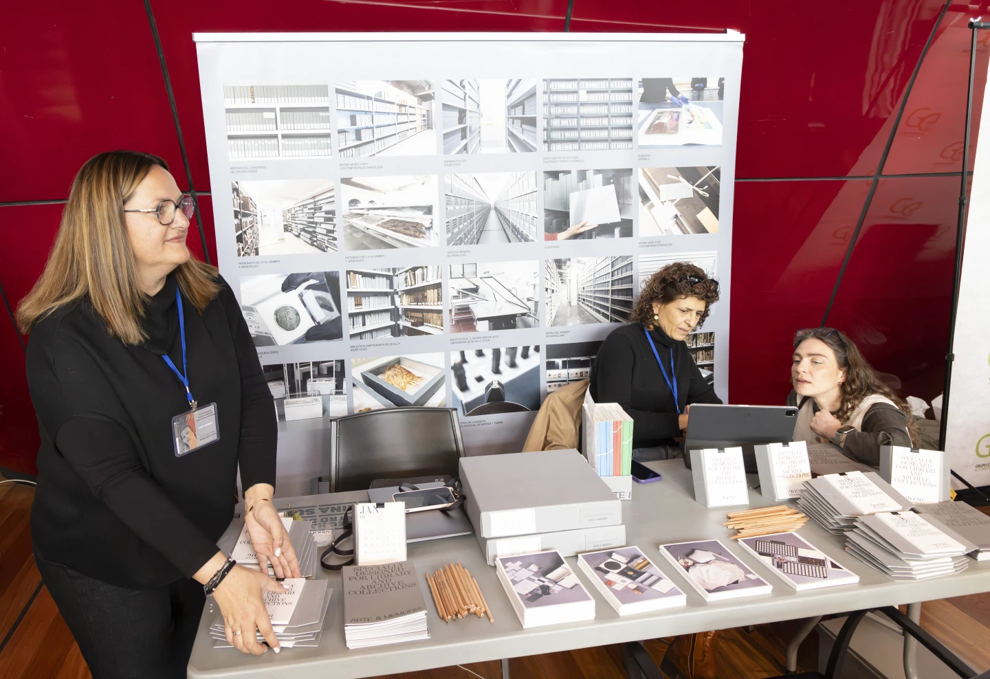 Expositores en el vestíbulo de los Auditorios Nouvel