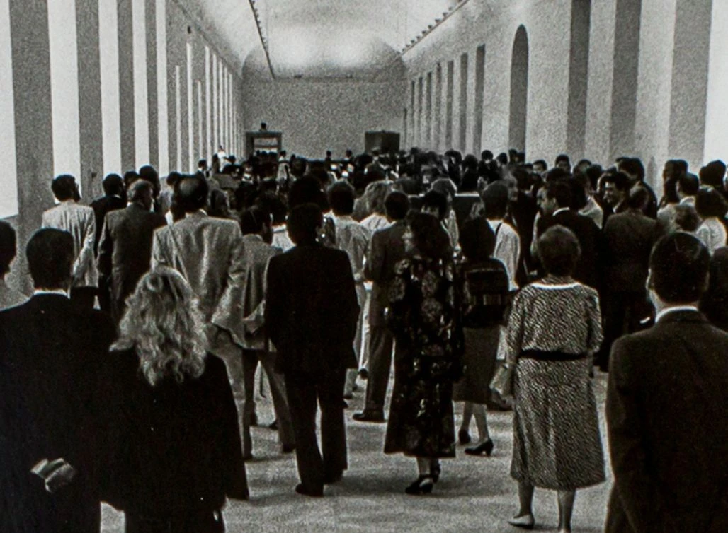 Reconstrucción realizada por la fotógrafa Cristina Rocha en octubre de 2025 a partir de la fotografía de Rafael Sanz Lobato de 1986 coincidiendo con la inauguración del CARS, propiedad del Archivo Carmen Jiménez