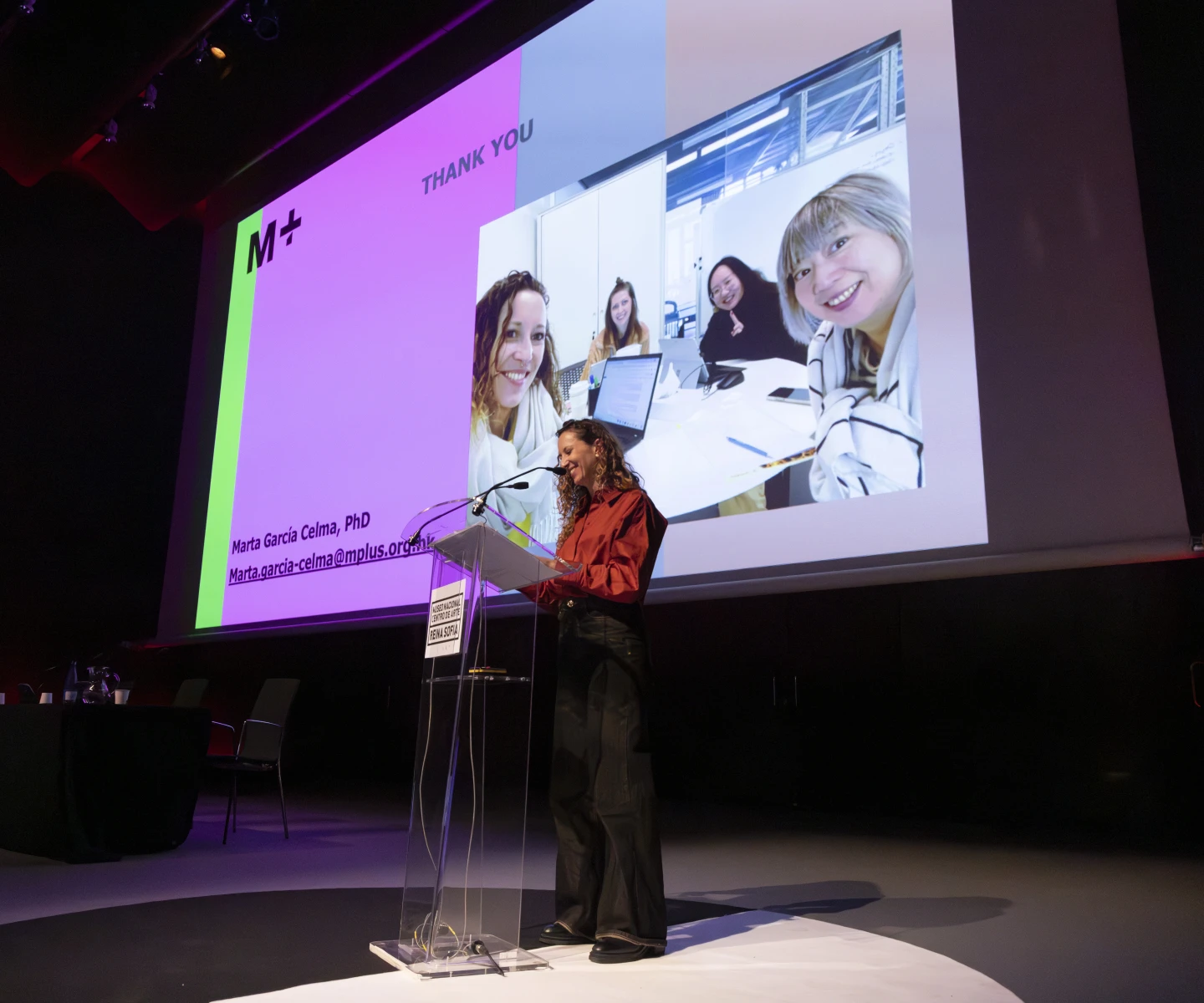 Marta García Celma durante la conferencia Metodologías colaborativas para la conservación de fotografía en color: la guía de reproducción fotográfica del museo M+ (Hong Kong)