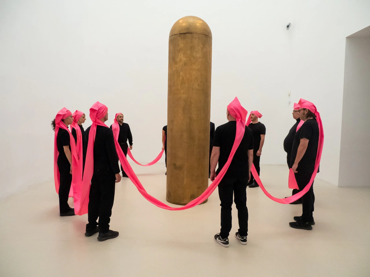 Reescenificación de las performances de James Lee Byars en el Palacio de Velázquez, Madrid, 2024. Fotografía: David Serrano