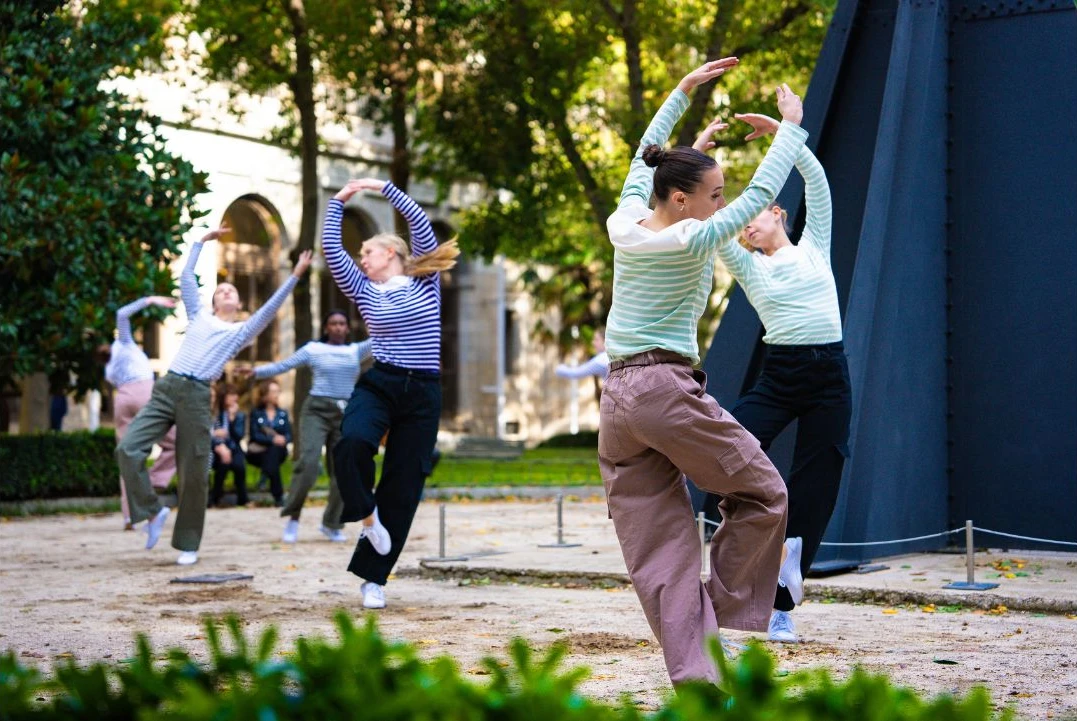 Performance De la no conformidad en el Jardín y salas de exposición del Museo, 2023. Fotografías: Olive Santos/James Madison University