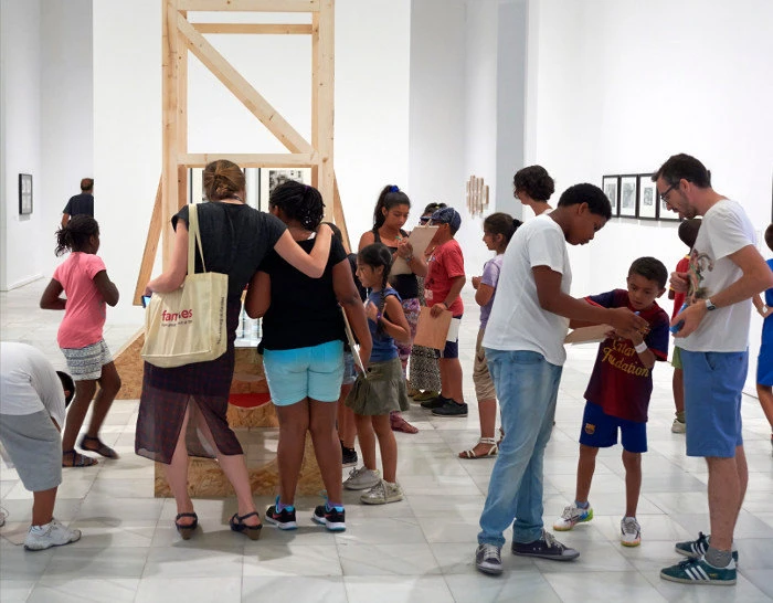 Diferentes momentos del trabajo en las salas de la exposición Playgrounds. Reinventar la plaza