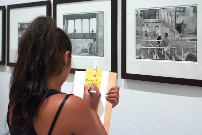 Diferentes momentos del trabajo en las salas de la exposición Playgrounds. Reinventar la plaza