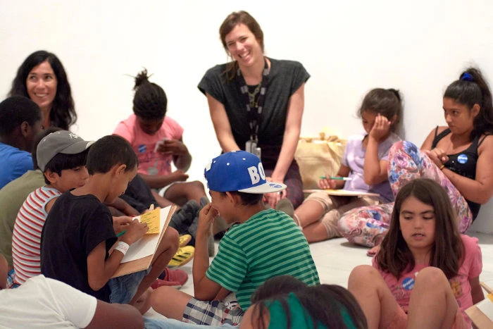 Diferentes momentos del trabajo en las salas de la exposición Playgrounds. Reinventar la plaza