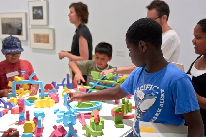 Diferentes momentos del trabajo en las salas de la exposición Playgrounds. Reinventar la plaza