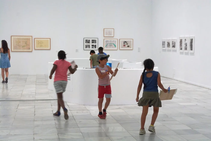 Diferentes momentos del trabajo en las salas de la exposición Playgrounds. Reinventar la plaza