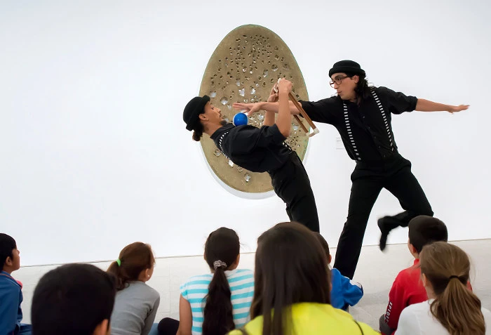 Dalí Bergamaschi y Jorge Jorge García, artistas circenses, en diferentes momentos de Salto al vacío