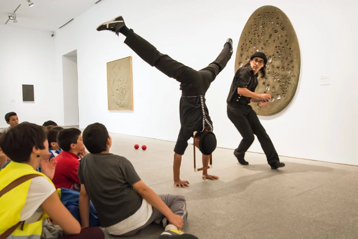 Dalí Bergamaschi y Jorge Jorge García, artistas circenses, en diferentes momentos de Salto al vacío