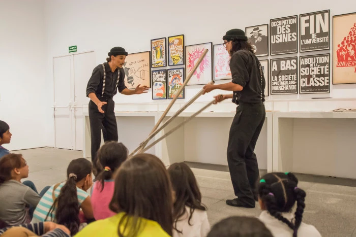 Dalí Bergamaschi y Jorge Jorge García, artistas circenses, en diferentes momentos de Salto al vacío