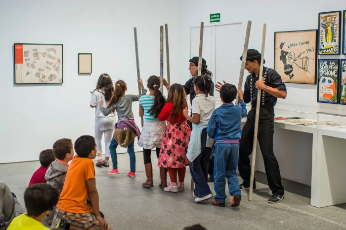 Dalí Bergamaschi y Jorge Jorge García, artistas circenses, en diferentes momentos de Salto al vacío