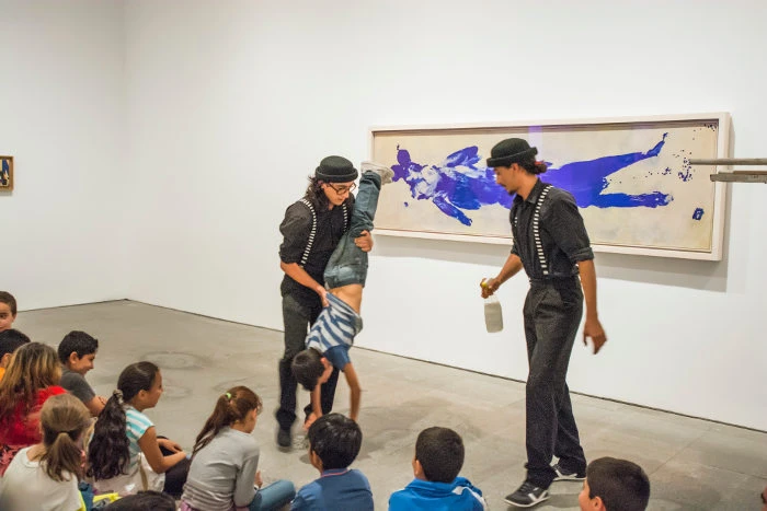 Dalí Bergamaschi y Jorge Jorge García, artistas circenses, en diferentes momentos de Salto al vacío