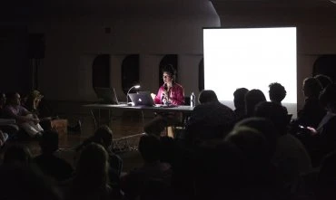 Hito Steyerl durante la conferencia performativa  <em>Explosión de ojos</em>. Museo Reina Sofía, 18 de noviembre de 2015