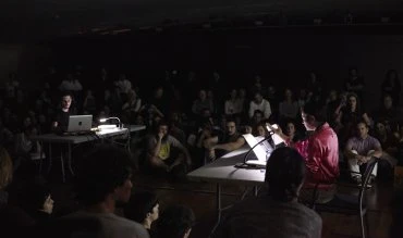 Hito Steyerl y Kassem Mosse durante la conferencia performativa  <em>Explosión de ojos</em> / <em>Zonas de combate que ven</em>. Museo Reina Sofía, 18 de noviembre de 2015 