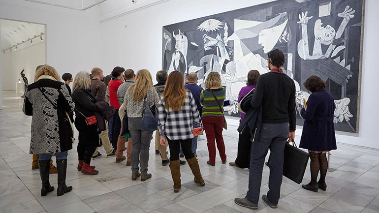 Momento durante la visita al Guernica
