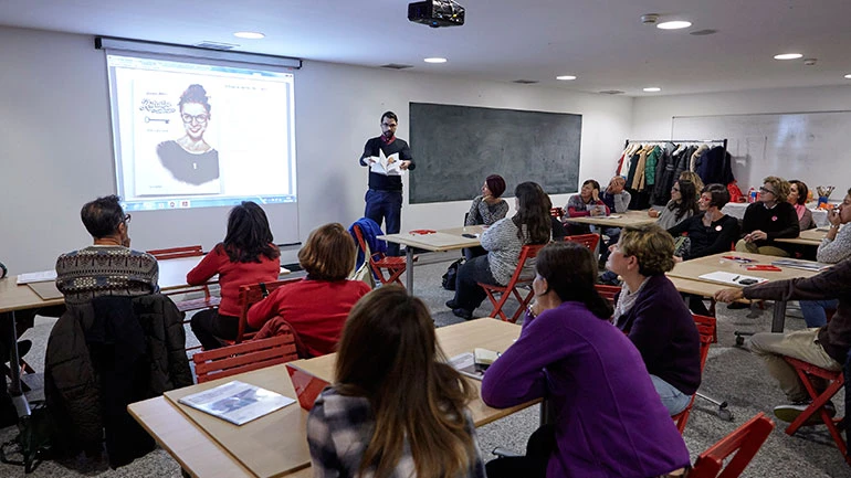 Momento del taller conducido por el artista Jonathan Notario
