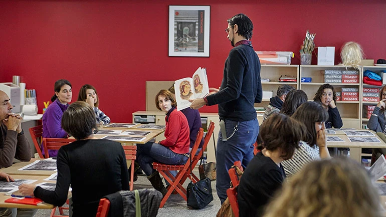 Momento del taller conducido por el artista Jonathan Notario
