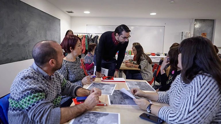Momento del taller conducido por el artista Jonathan Notario