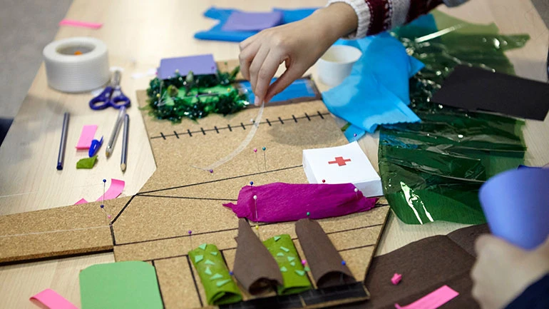 Instante de creación de una maqueta sobre la idea de nuevas relaciones sociales y desarrollos urbanísticos