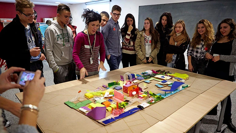 Un grupo de alumnos analiza la maqueta que han realizado