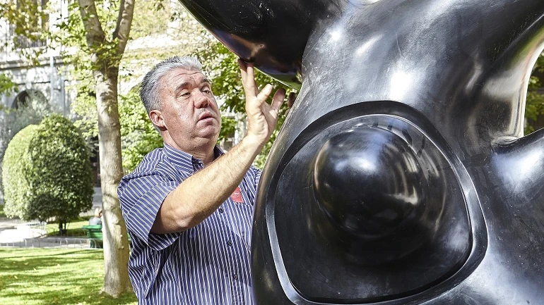 Persona ciega explorando una escultura de Joan Miró