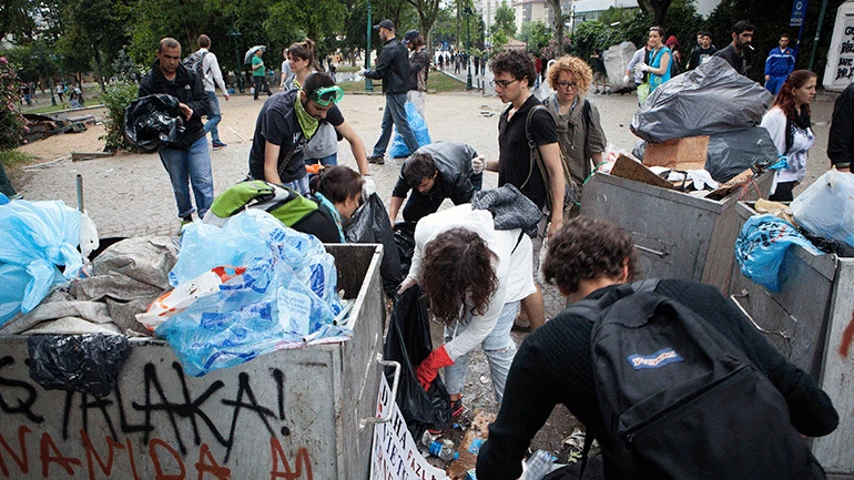 Limpieza diaria en el parque Gezi, 2 de junio, 2013. Cortesía del colectivo de fotografía Nar Photos