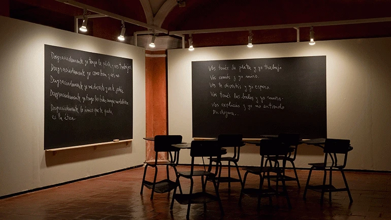 Luis Camnitzer. El aula. 2005. Cortesía Luis Camnitzer; Alexander Gray Associates, Nueva York; Parra & Romero, Madrid e Ibiza © Luis Camnitzer, Madrid, 2018