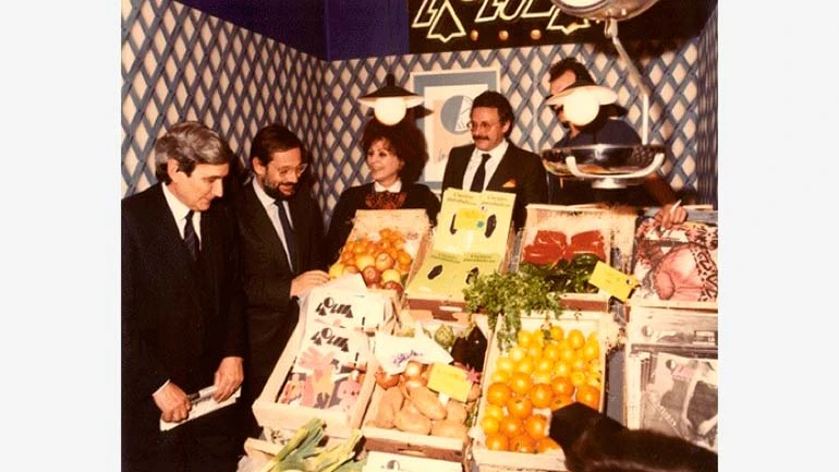 Antonio Bonet Correa, Javier Solana, Juana de Aizpuru y Joaquín Leguina en el estand de la revista La Luna de Madrid en ARCO 1985