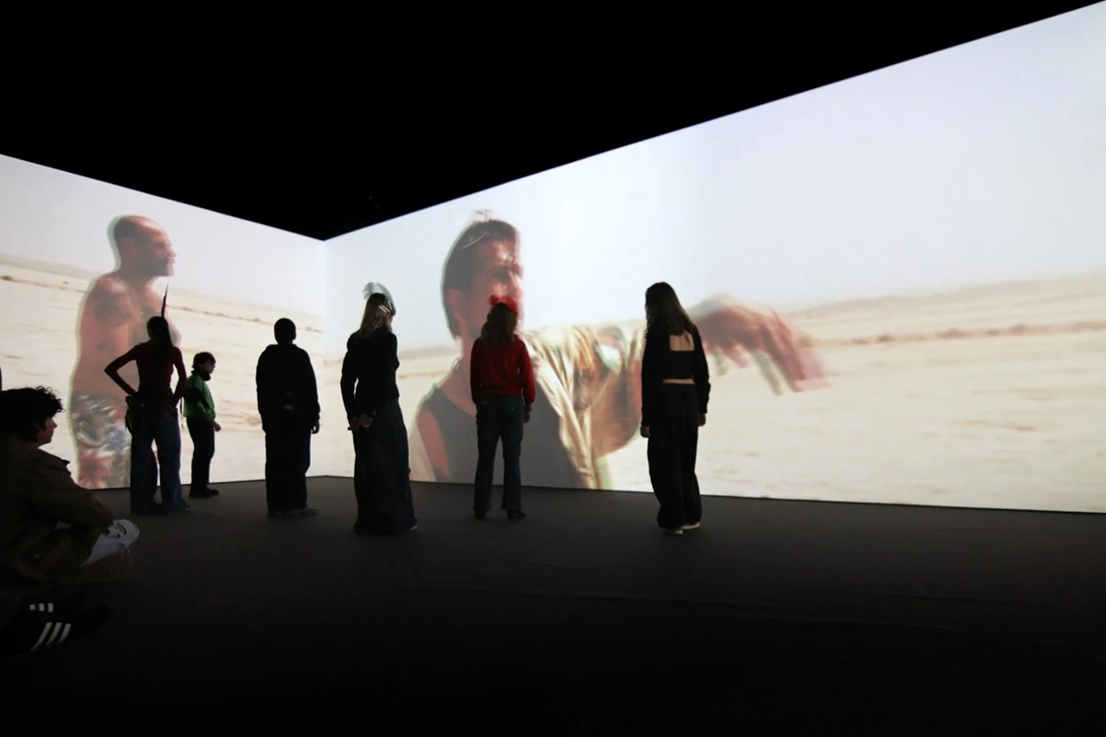 Visita a la exposición HU/هُوَ. Bailad como si nadie os viera, de Oliver Laxe, por los equipos 1517 y 1821.