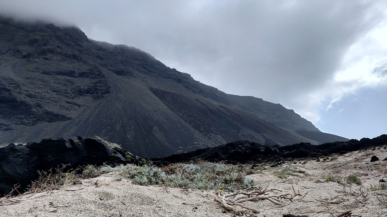 Montañas volcánicas y arena del Sáhara en El Hierro, Islas Canarias, 2022