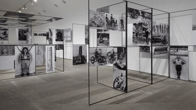 Richard Hamilton. Man, Machine &amp; Motion (Hombre, máquina y movimiento). Instalación e impresión fotográfica. 1955/2012. Colección del Museo Reina Sofía. © R. Hamilton. All Rights Reserved, VEGAP, Madrid, 2019