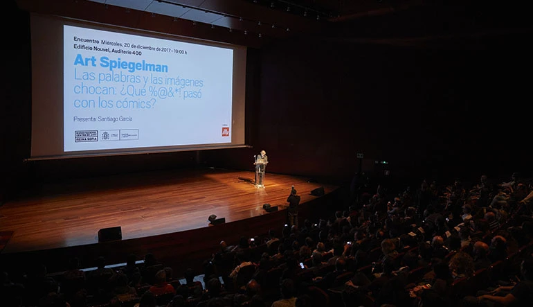 Art Spiegelman durante su conferencia Las palabras y las imágenes chocan: ¿Qué %@&*! pasó con los cómics?