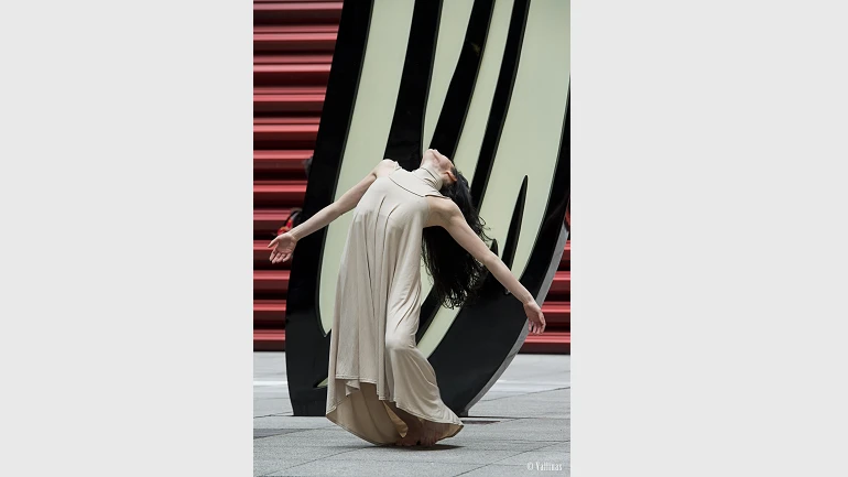 Melanie Olcina, en coreografía de Antonio Ruz, ante Brushstroke de Roy Lichtenstein, Patio Nouvel, Asaltos de Danza, 2013. © Jesús Vallinas