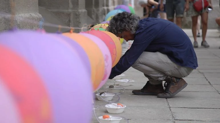 Alex Mendizabal. Concierto para un patio, una sala, 1/2 litro de jabón líquido, agua, 248 globos, grifos y etcéteras
