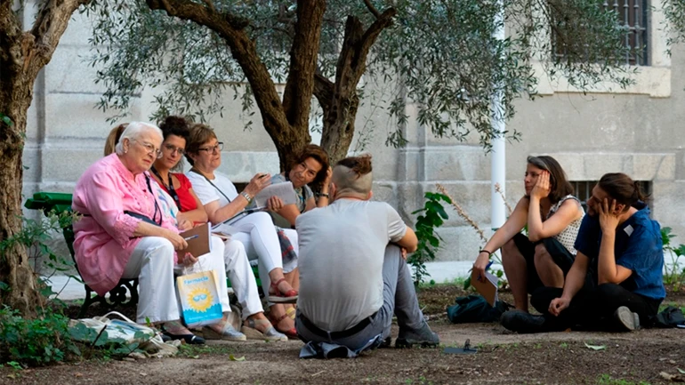 Voluntari+s intercambiando reflexiones en el Jardín del Museo Reina Sofía, 2019. Fotografía: Daniel Jordán Pompa