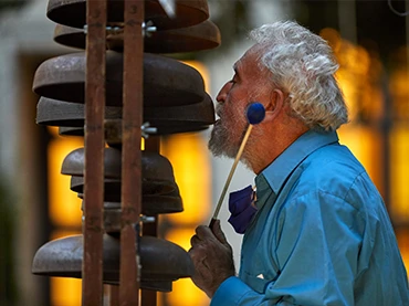 Llorenç Barber. Música volante en Edificio Sabatini, Jardín del Museo Reina Sofía, 2020. Fotografía: Joaquín Cortés/Román Lores © Museo Reina Sofía