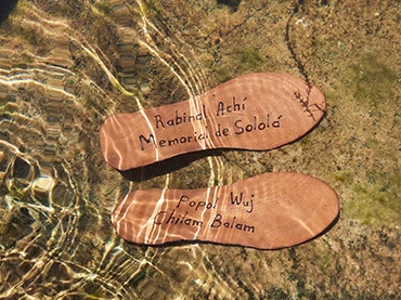 Benvenuto Chavajay, Suelo de zapato No. 39, 2022. Pirograbado en piel de animal sumergido en el agua del Lago Atitlán (Guatemala), que funciona como instrucciones de la performance Almas en Retorno [Popol Wuj]. Fotografía cortesía del artista