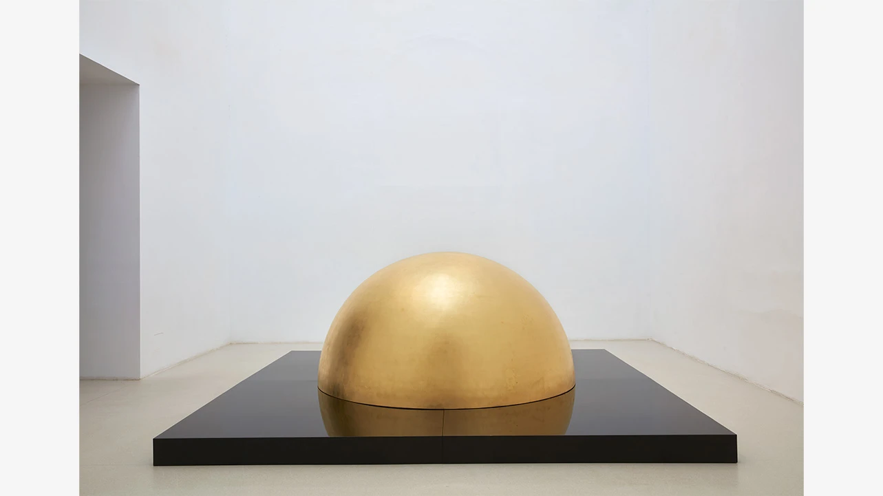 James Lee Byars, The Capital of the Golden Tower [El capitel de la torre dorada], 1991. © The Estate of James Lee Byars. Cortesía de Michael Werner Gallery, Nueva York, Londres y Berlín