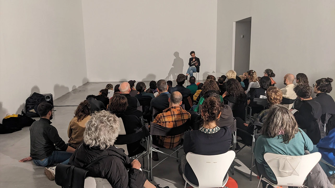 Lectura de Gabriela Cabezón Cámara durante la actividad, Museo Reina Sofía, 2023
