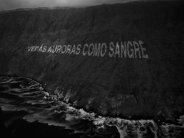 Raúl Zurita. Escrituras sobre los acantilados.  Proyecto, 2008. En el contexto de Verás un mar de piedras. Fotografía: Nicolás Piwonka