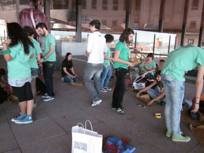Los jóvenes realizan objetos a los que dotan de nuevas funciones en las terrazas del Edificio Nouvel