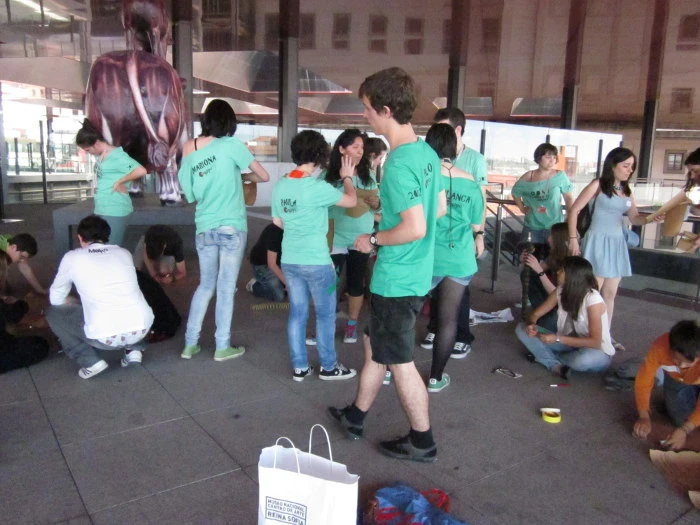 Los jóvenes realizan objetos a los que dotan de nuevas funciones en las terrazas del Edificio Nouvel