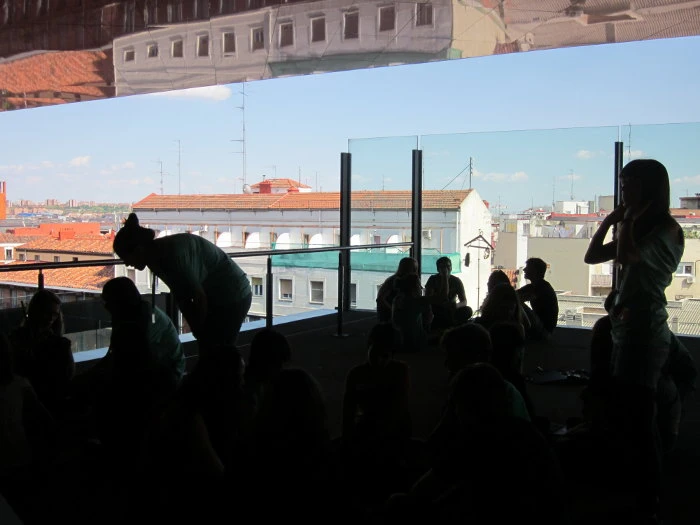 Los jóvenes realizan objetos a los que dotan de nuevas funciones en las terrazas del Edificio Nouvel