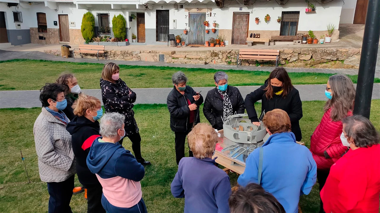 Session with residents working on the scale model of the Palacio del Cerezo and the touring exhibition Imágenes para un punto de partida (Images for a Point of Departure), from the project Habitar el Palacio (Inhabiting the Palace) in its stop at Casas del Castañar, Valle del Jerte, 2 March 2021. Photograph: David García