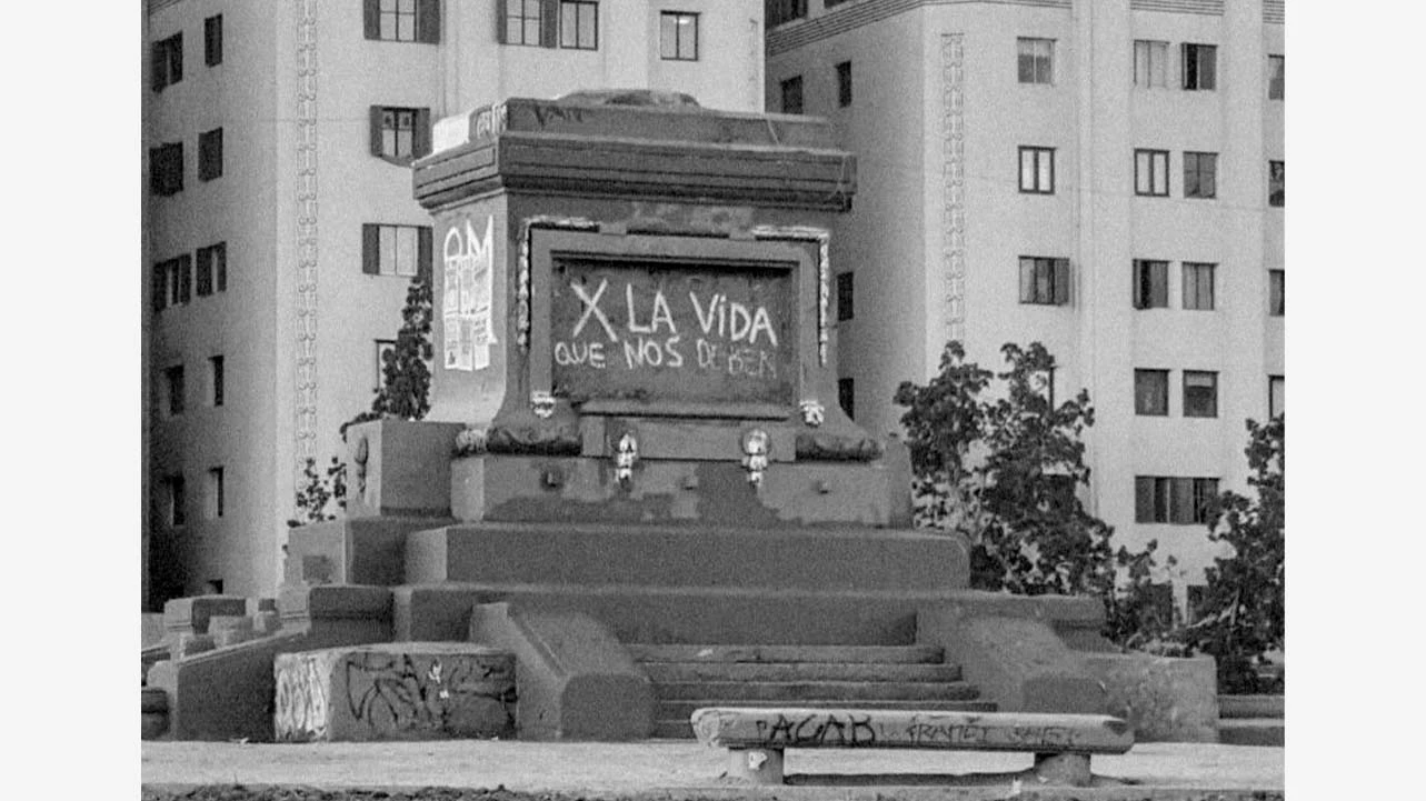 La vida que nos deben. Inventario iconoclasta de la insurrección chilena, 2019. Fotografía: Celeste Rojas Mugica 