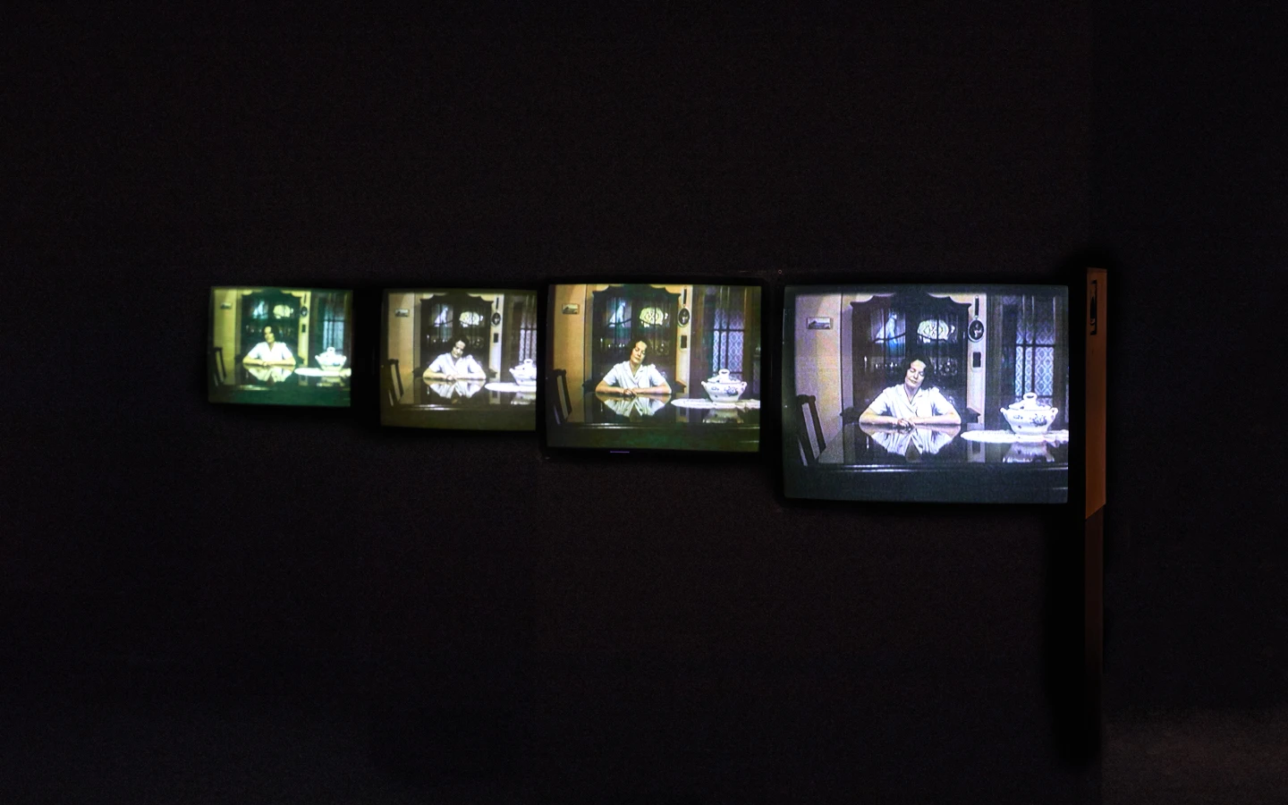 Chantal Akerman, Woman Sitting after Killing [Mujer sentada después de matar], 2001, instalación. Museo Reina Sofía 