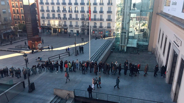 Públicos esperando para entrar en el Museo Reina Sofía, 2016