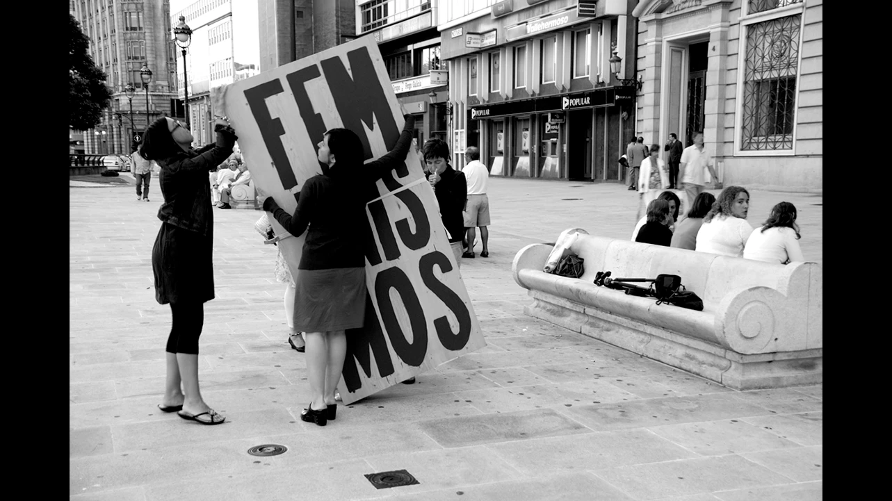 Contenedor de feminismos. Docu-acción en La Coruña, del ciclo Contra vento e marea (Casa-Museo Emilia Pardo Bazán), 2010. Cortesía de Anxela Caramés, Carme Nogueira y Uqui Permui